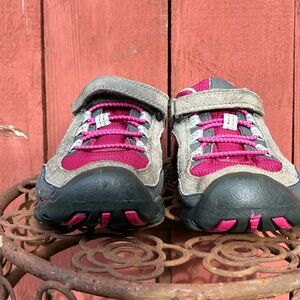 Keen Fuscia Pink Hiking Joey Kids Size 13 EU31 “Gargoyle and Sangria” Bungee **